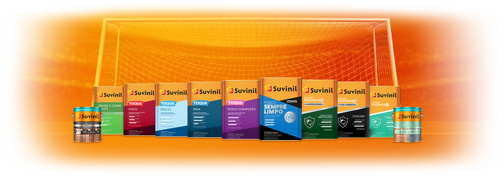 Linha de produtos Suvinil à frente de uma trave de futebol — produtos participantes da promoção.