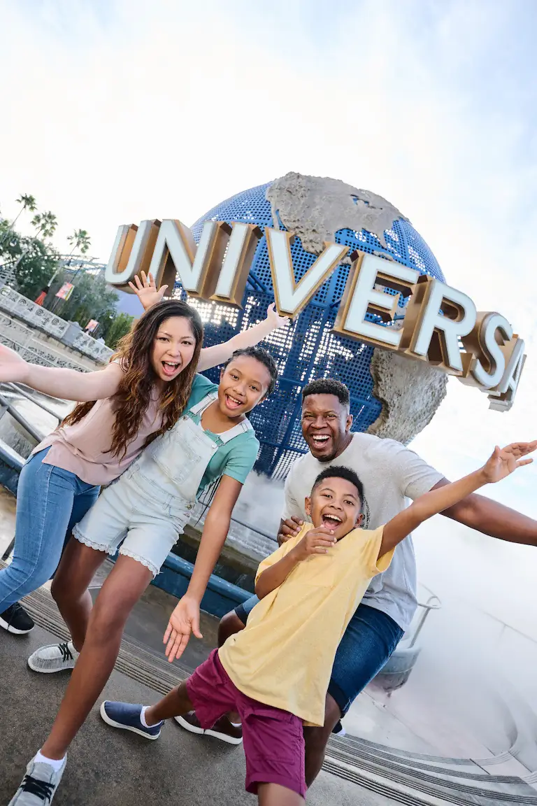 Foto de uma família em frente ao globo da Universal Studios.